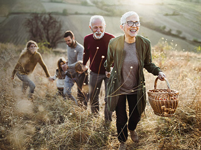 Família de cinco liderada por casal de idosos passeia no campo