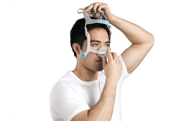 Homem com máscara nasal N20 para terapia PAP e ventilação