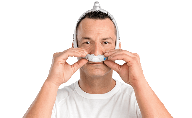 Homem com máscara de almofadas nasais P30i