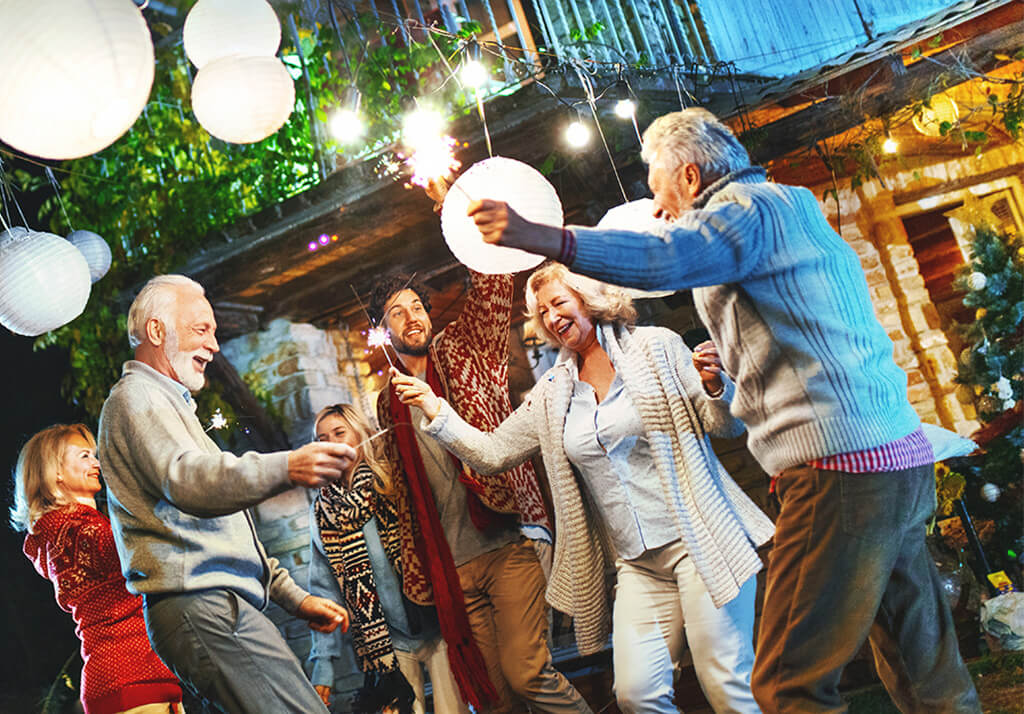 Um grupo de seis pessoas de diferentes idades e géneros a dançar, a sorrir e a gozar a vida.