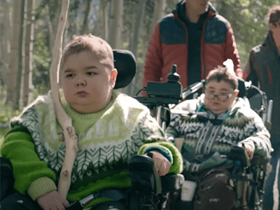 crianças-doença-neuromuscular-natureza-cadeira-de-rodas