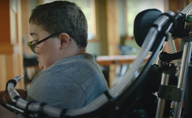 crianças doença neuromuscular cadeira de rodas