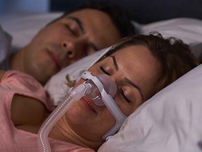 mascara-nasal-CPAP-paciente-apneia-do-sono-ResMed-400x300