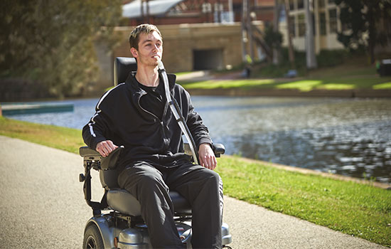 doença neuromuscular-paciente-cadeira de rodas