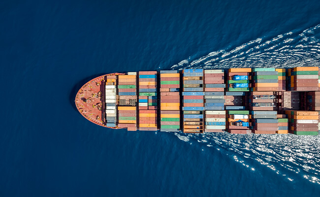 Vista aérea de um navio de carga cheio de mercadorias